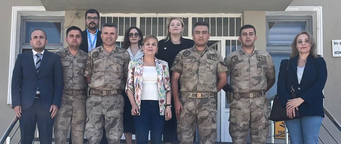 Gevaş İlçe Jandarma Komutanlığı ve Yoldöndü Jandarma Karakol Komutanlığı Nezarethanelerine Habersiz Ziyaret Düzenlendi