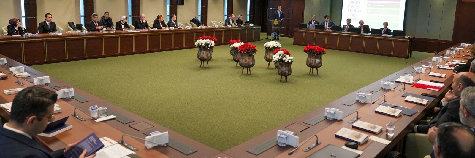 TİHEK Başkanı Fahrettin Altun ve Kurul Üyesi Selma Öztürk Pınar İslamofobi ile Mücadele Stratejik Yol Haritası İstişare Toplantısı’na Katıldı