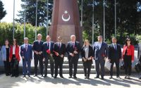 TİHEK Başkanı Vasip Şahin ve Beraberindeki Heyet Bakü’de Şehitlikleri Ziyaret Etti